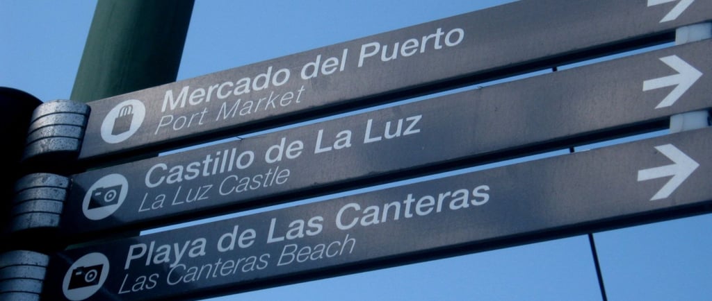 foto da placa de sinalizacao em gran canaria porto market