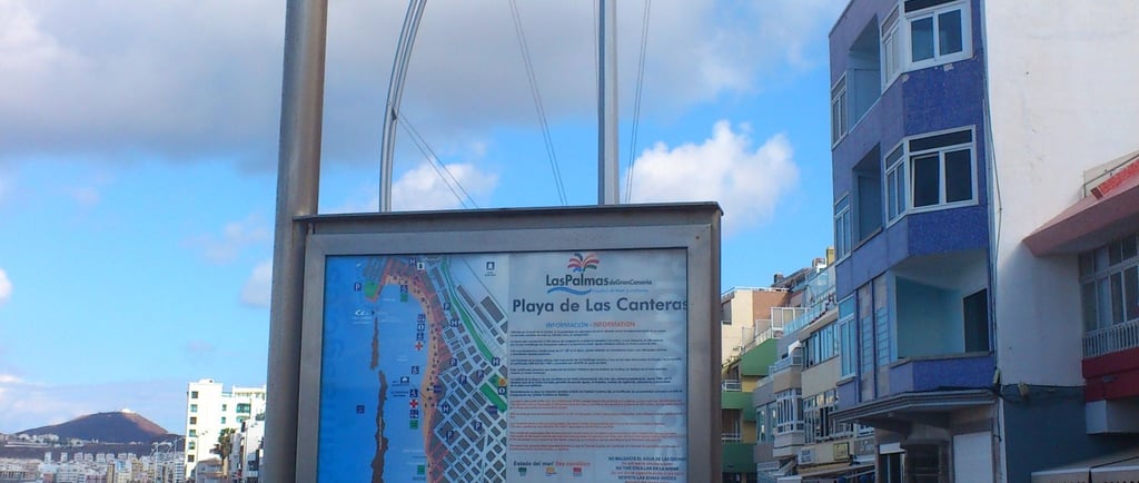 vista da placa na praia de cantrearas em las palmas de gran canaria
