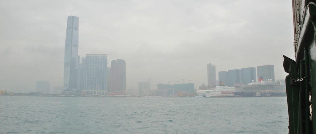 Vista da Baía de Hong Kong pela manhã com neblina e navio de cruzeiro
