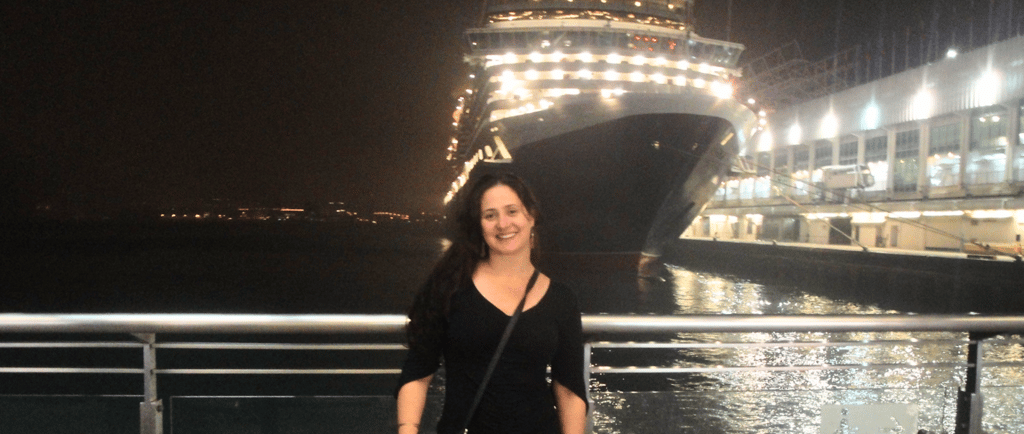 Autora retornando do passeio noturno ao navio no porto de Hong Kong, após explorar as ruas e a vida noturna da cidade