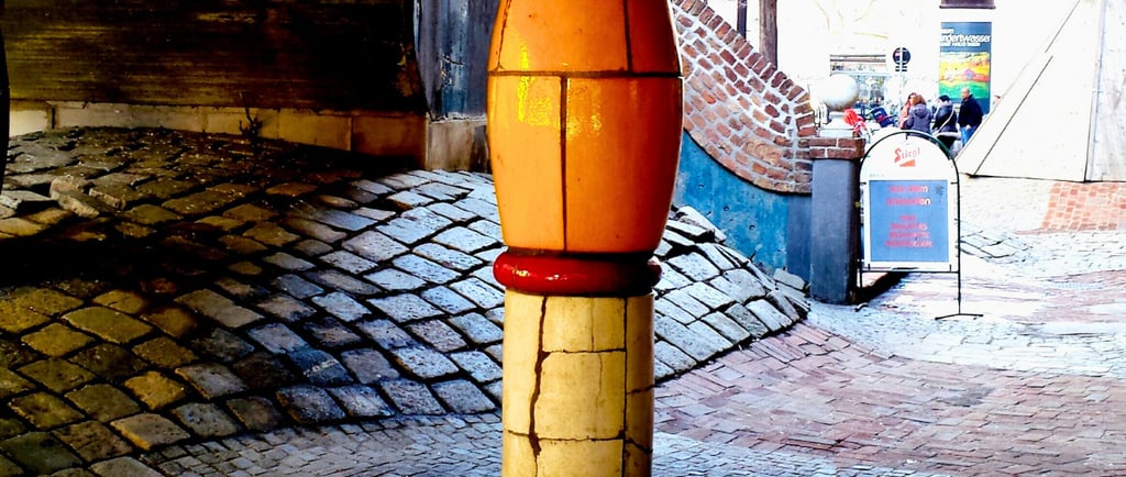 Detalhe das colunas artísticas dos Banheiros Hundertwasser em Kawakawa, Bay of Islands.