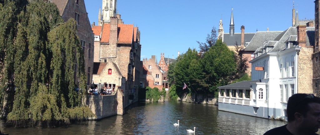 vista da cidade de Bruges no canal 