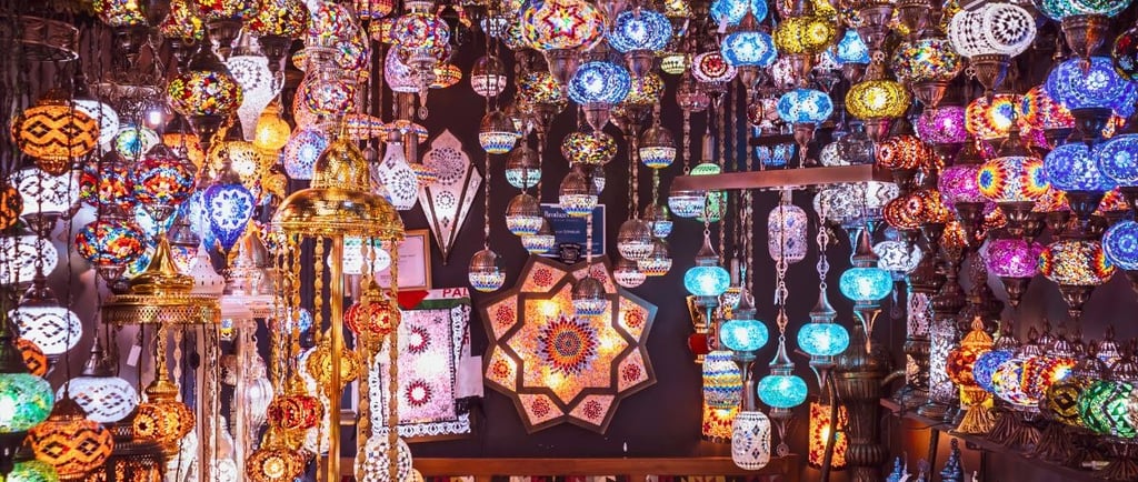 Foto do bazar Kemeraltı, com as luzes típicas turcas e lamparinas coloridas iluminando as lojas.