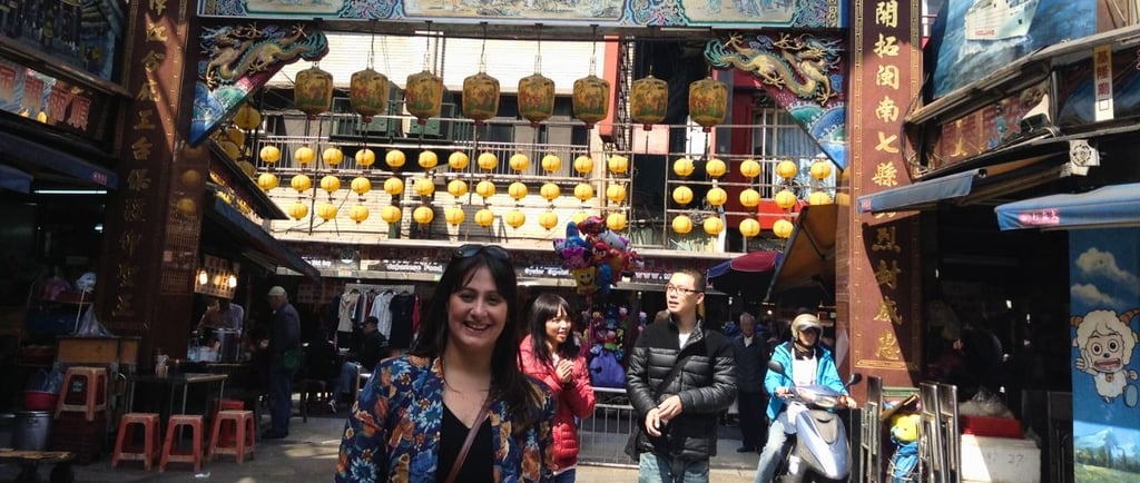 A autora visitando o Qingan Temple em Keelung, Taiwan, apreciando a arquitetura colorida e detalhes religiosos.