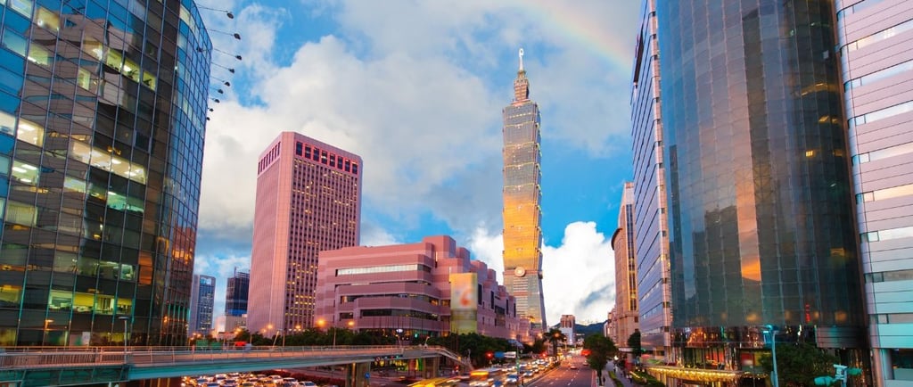 "Vista panorâmica de Taipei com destaque para arranha-céus ao fundo