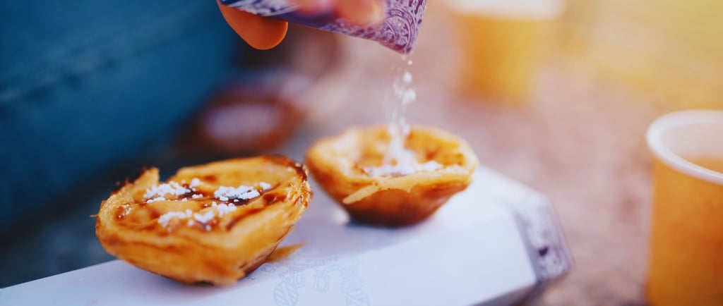 Foto do pastel de Belém com cafezinho na pausa do tour