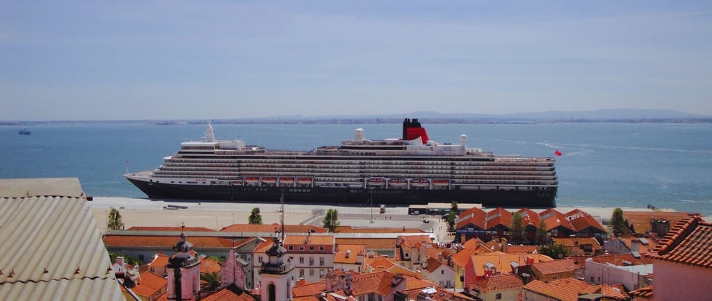 Vista da parte superior de Lisboa com o navio no porto ao fundo.