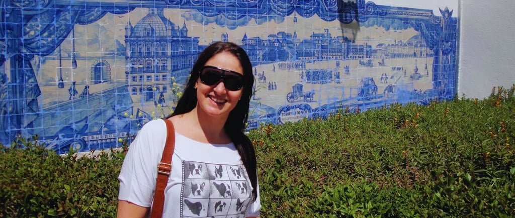 Foto da autora em Lisboa nos azulejos que mostram a cidade