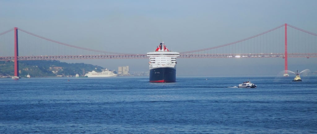 Foto do navio chegando a Lisboa passando pela Ponte 25 de Abril