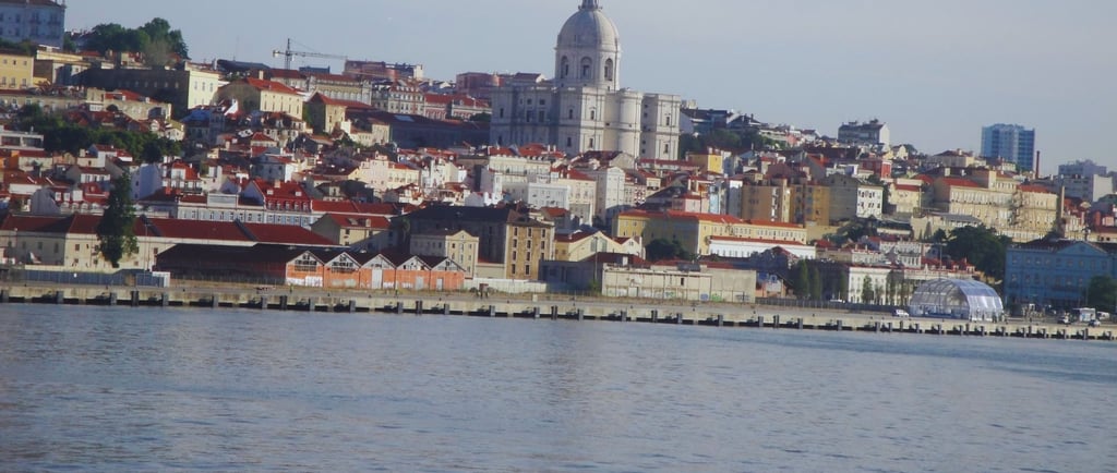 Vista do convés do navio para pontos turísticos em Lisboa