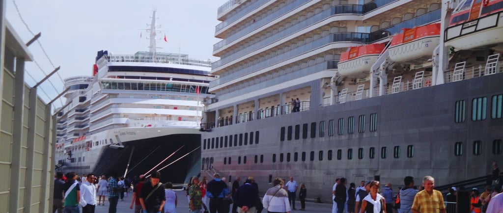 Dois navios ancorados lado a lado no porto de Lisboa