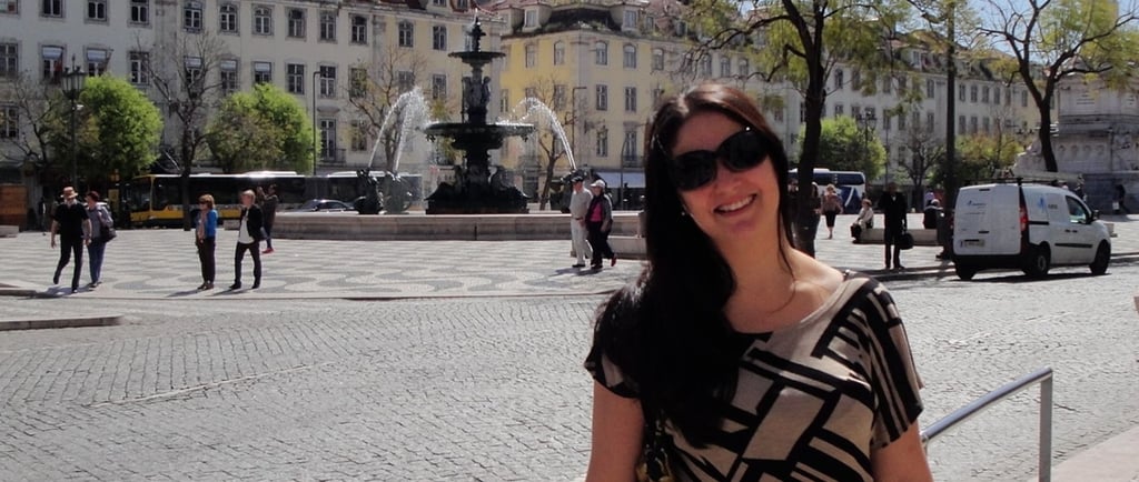 Foto da autora na Praça do Comércio em Lisboa