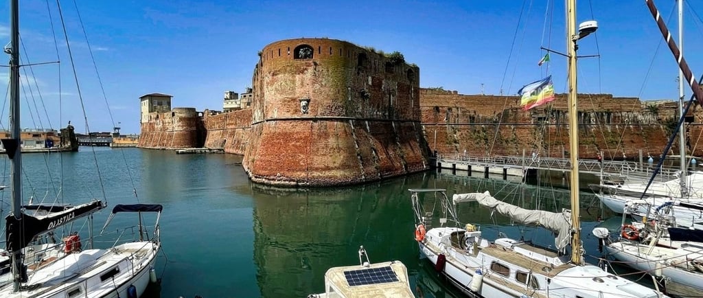 Fortezza no porto de Livorno com vista das muralhas e do mar.