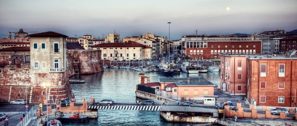 Vista da cidade de Livorno com pontes e canais históricos.