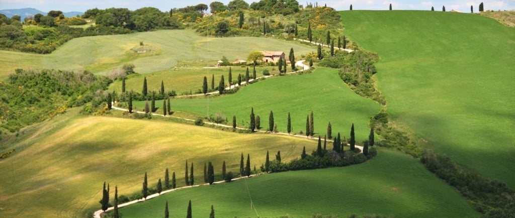 Paisagem típica da Toscana com colinas verdes e ciprestes