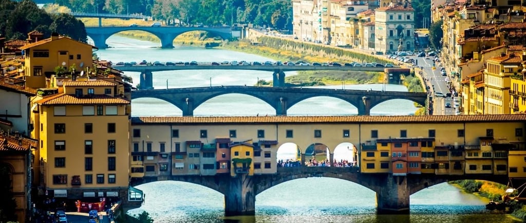 Florença, Pontes históricas sobre rio toscano em cenário urbano clássico.