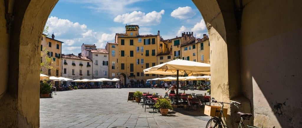 Praça acolhedora no centro histórico de Lucca, Toscana