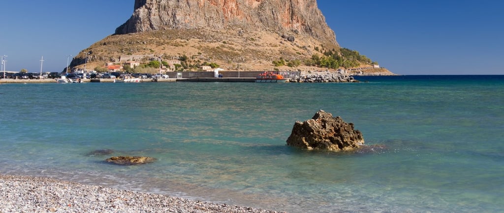 Vista da praia de Gefyra em Monemvasia.