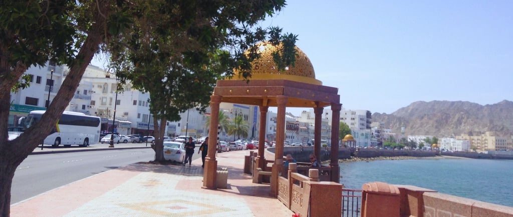 foto da vista do corniche em muscat oman