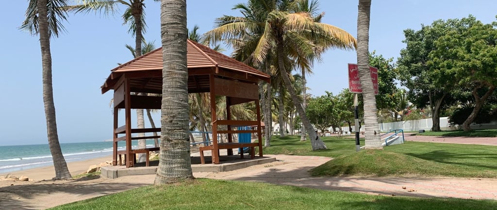 vista da praia de qurum muscat oman