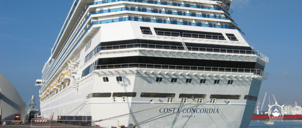 Vista do navio com o Costa Concordia ao fundo, Itália