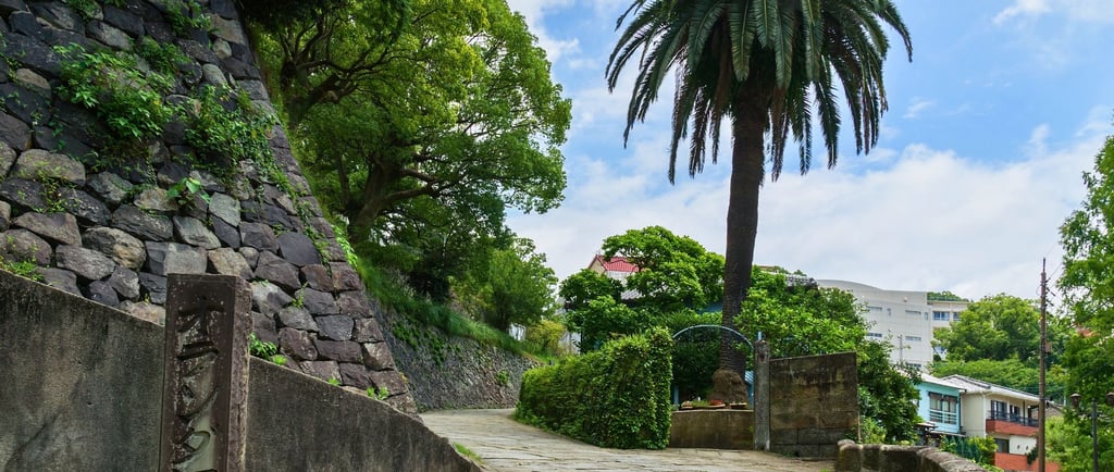 Rua de pedra na Dutch Slope, Nagasaki, cercada por antigas casas de mercadores estrangeiros.