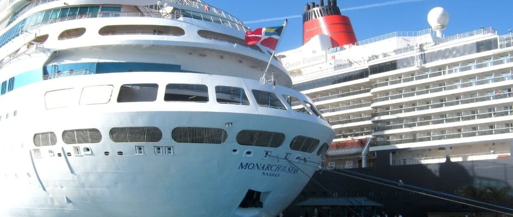 Dois navios ancorados lado a lado no porto de Nassau