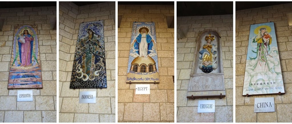 Mosaicos internacionais na fachada da Basílica da Anunciação em Nazaré, logo na entrada.
