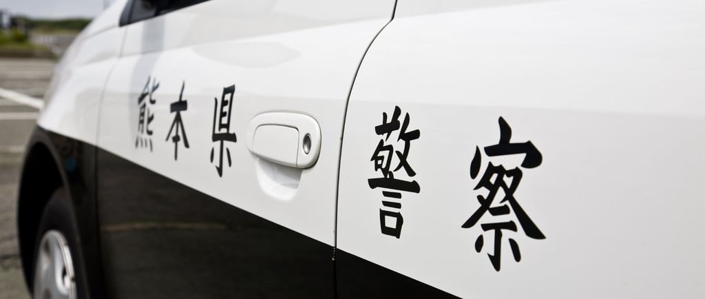 Veículo policial nas ruas de Osaka, refletindo ordem e segurança urbana