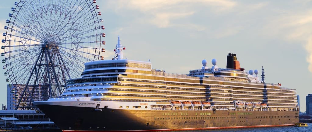 Cena do navio em Osaka próximo à roda-gigante, com a cidade ao redor