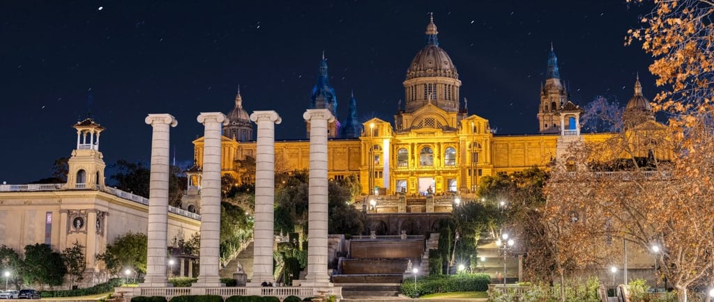 foto da vista noturna palacio real montjuic barcelona
