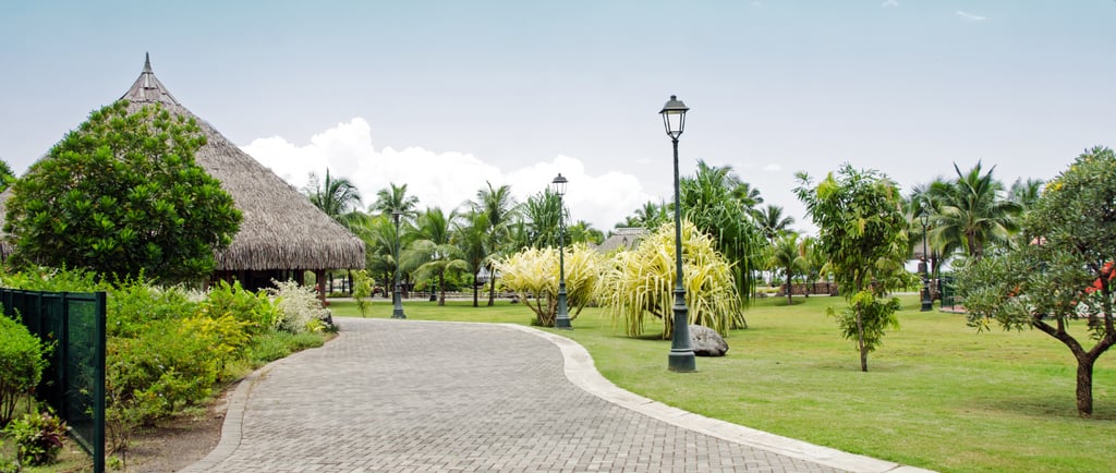 Vista aérea do Bougainville Park em Papeete com áreas verdes e caminhos para passeio