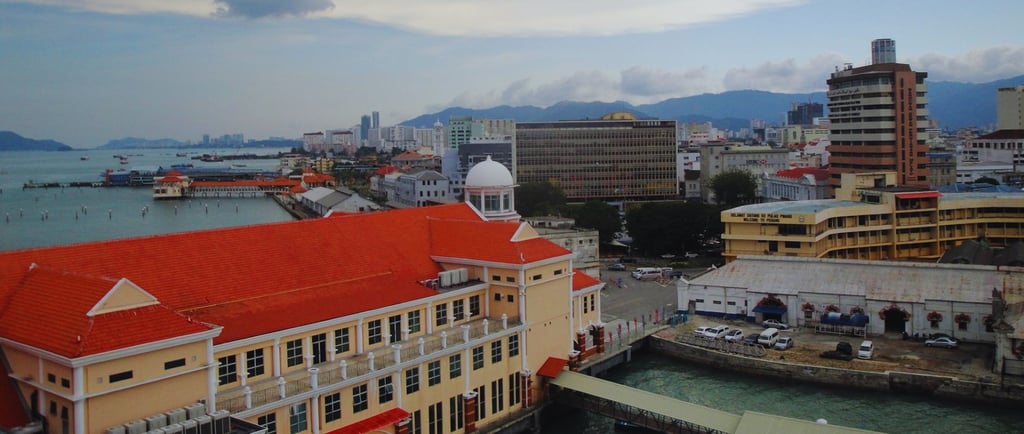 foto da chegada de navio no porto de penang