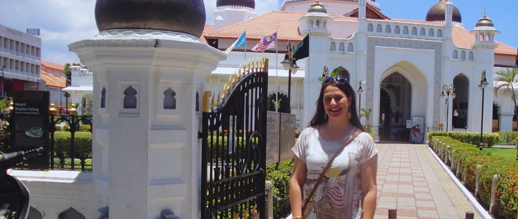 foto da autora em frente a mesquita em georgetown penang malaysia