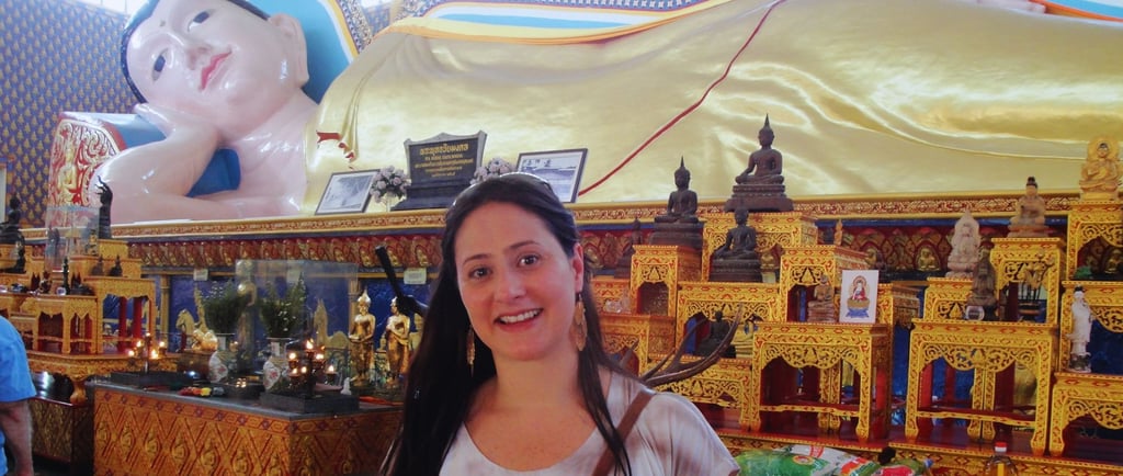 foto da autora em frente a estatua de buda no templo Wat Chayamangkalaram em penang