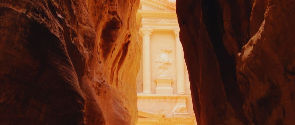 Primeira vista do Tesouro em Petra, surgindo na curva do Siq.