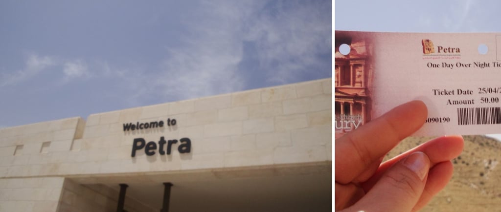 Close da autora com o ticket nas mãos e expressão de entusiasmo na entrada de Petra.