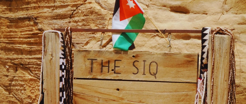 Placa do Siq em Petra fixada na rocha.