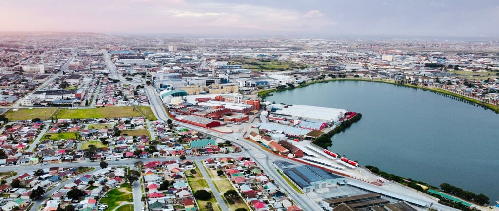 Vista aérea de Port Elizabeth em Nelson Mandela Bay, destacando o porto e a orla da cidade