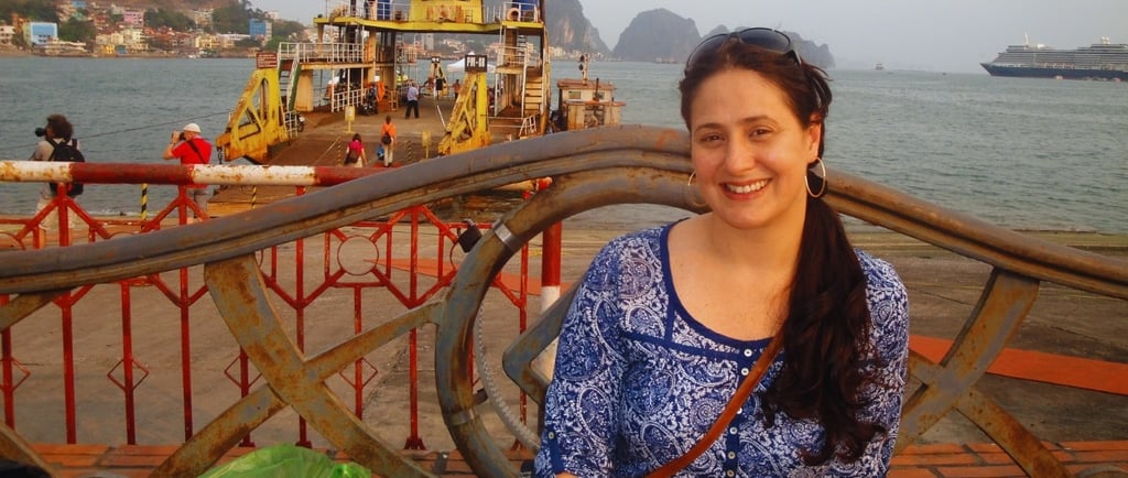 Autora no Porto de Halong Bay com navio de cruzeiro ao fundo, Vietnã