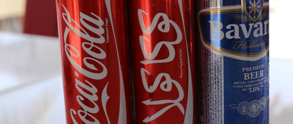 foto da coca cola e cerveja no bar em salalah