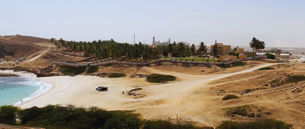 vista da praia e orla em salalah 
