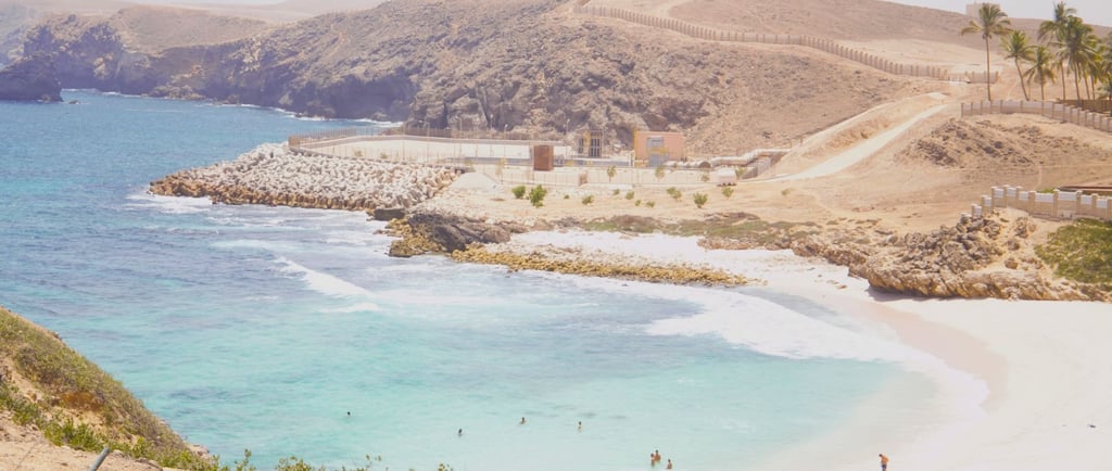 foto da vista ao redor do porto de salalah