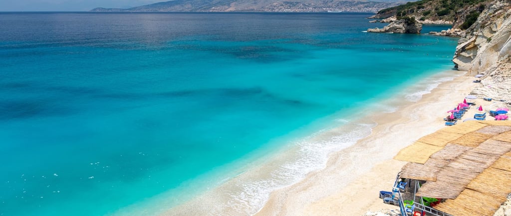 ista deslumbrante da Mirror Beach, uma das praias mais bonitas de Sarandë.