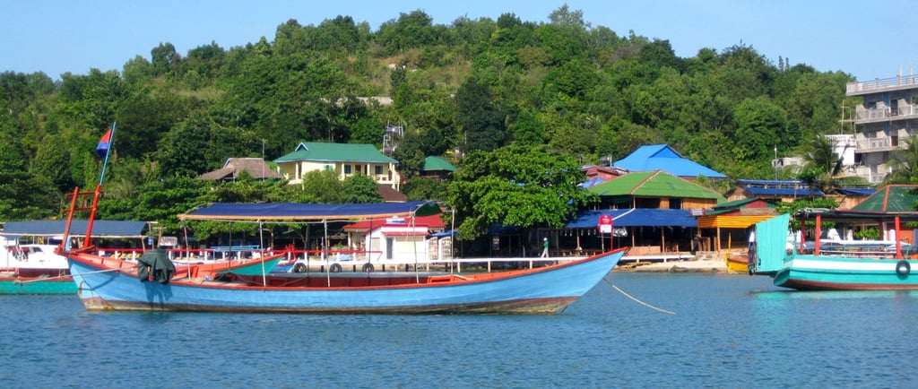 Vista da baía de Sihanoukville com a cidade ao fundo.