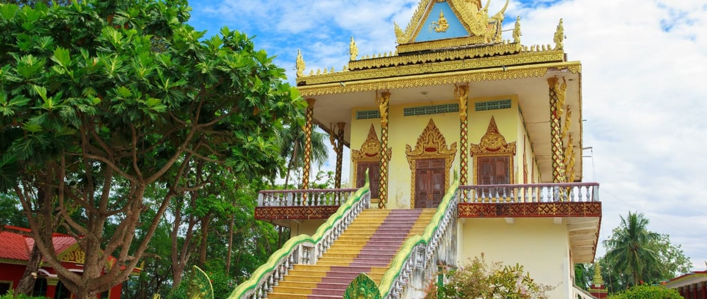 Templo Wat Leu em Sihanoukville, situado em colina com vista da cidade e do mar