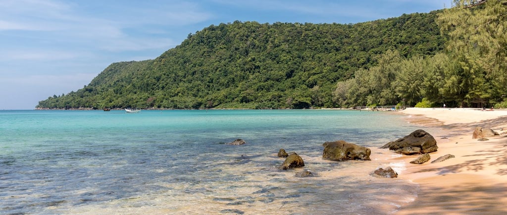 Praia de Serendipity em Sihanoukville com areia clara e mar calmo.