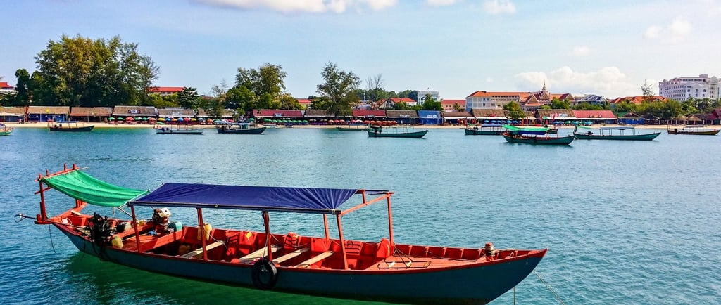 Passeio de barco em Sihanoukville com vista do mar e ilhas ao redor