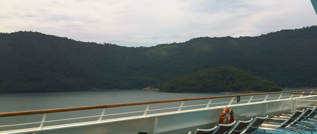 Navio de cruzeiro ancorado em Ilhabela ao amanhecer.