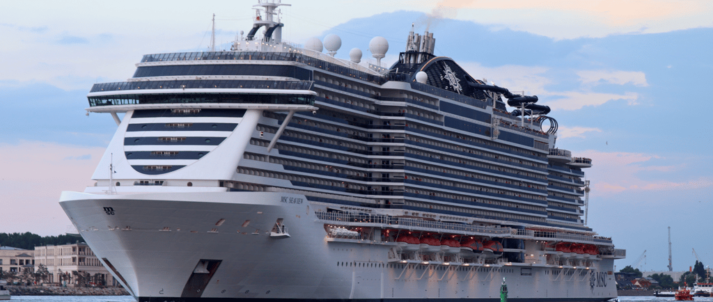 Navio de cruzeiro MSC Seaview atracado em Warnemünde, Alemanha